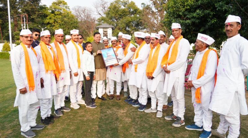मुख्यमंत्री पुष्कर सिंह धामी को मुख्यमंत्री आवास में चम्पावत से आए होल्यारों ने दी होली की शुभकामनाएं