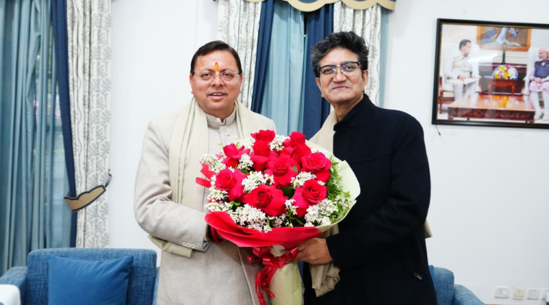 उत्तराखंड के मुख्यमंत्री  पुष्कर सिंह धामी से आज मुख्यमंत्री आवास में केंद्रीय फिल्म प्रमाणन बोर्ड (सीबीएफसी) के अध्यक्ष, प्रख्यात लेखक, कवि एवं गीतकार  प्रसून जोशी ने शिष्टाचार भेंट की
