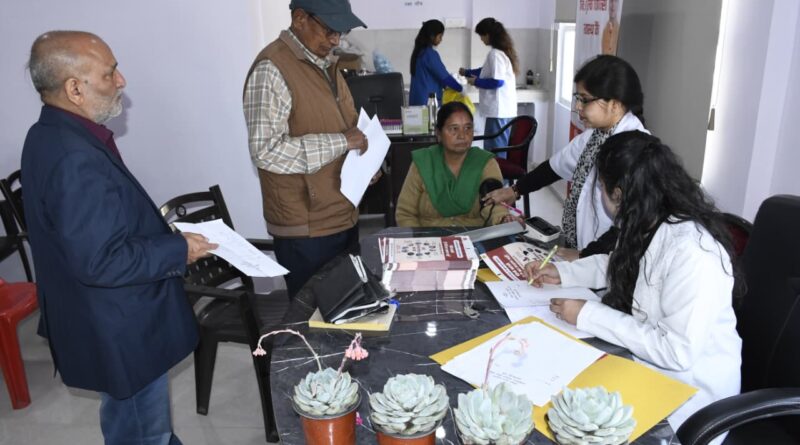 मुख्यमंत्री  पुष्कर सिंह धामी के निर्देश पर हल्द्वानी मीडिया सेंटर में पत्रकारों हेतु लगाया गया निःशुल्क स्वास्थ्य शिविर