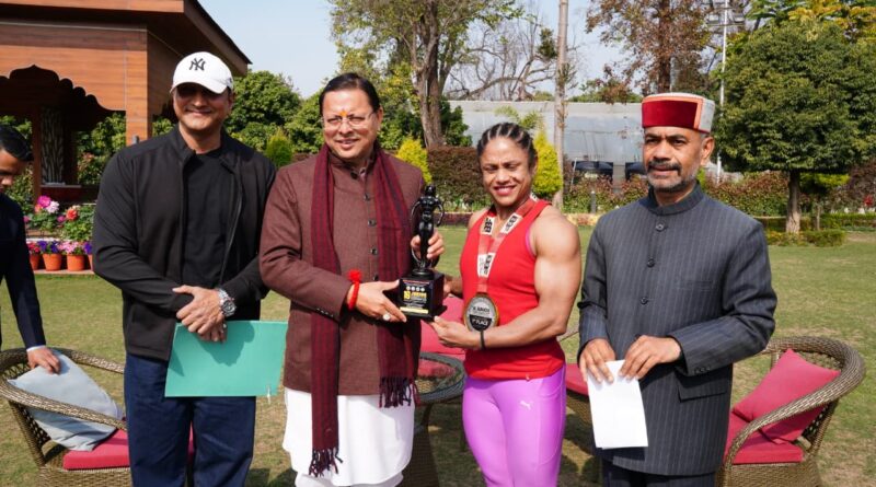 मुख्यमंत्री धामी ने बॉडी बिल्डर प्रतिभा थपलियाल को किया सम्मानित