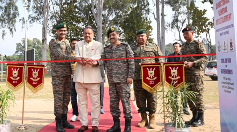 देहरादून में रक्षा मंत्रालय द्वारा आयोजित पूर्व सैनिक रोजगार मेले का रिबन काटकर शुभारंभ करते सैनिक कल्याण मंत्री गणेश जोशी