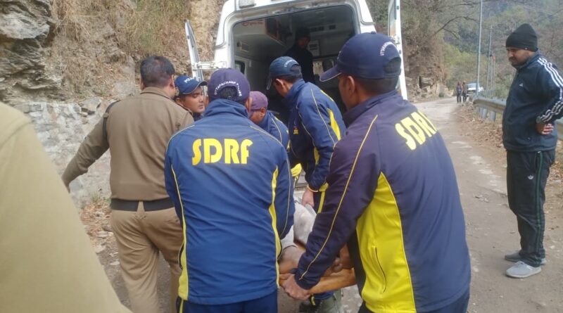 जनपद रुद्रप्रयाग, खाई में गिरे मजदूर को SDRF टीम ने सुरक्षित रेस्क्यू कर पहुंचाया अस्पताल