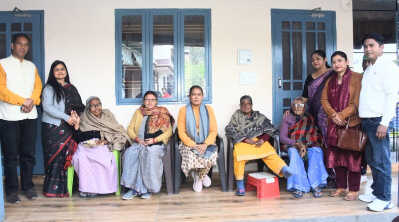 कैबिनेट मंत्री रेखा आर्या नए वृद्ध महिला आश्रमों की महिलाओं के साथ बिताया दिन