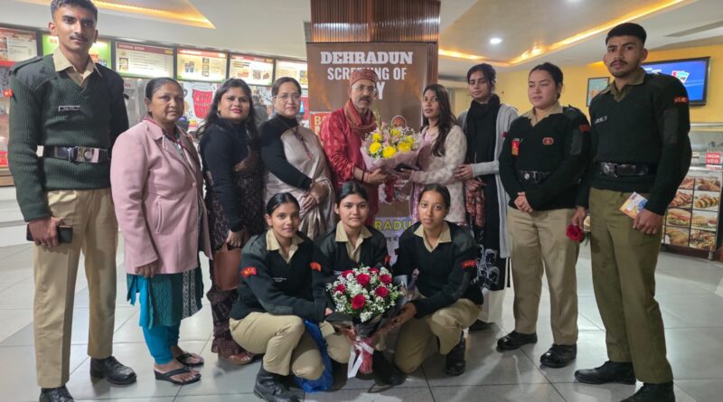 देहरादून में फिल्म ‘अजेय’ की गूंज: सीएम योगी के जीवन संघर्ष की कहानी देख भावुक हुए दर्शक।