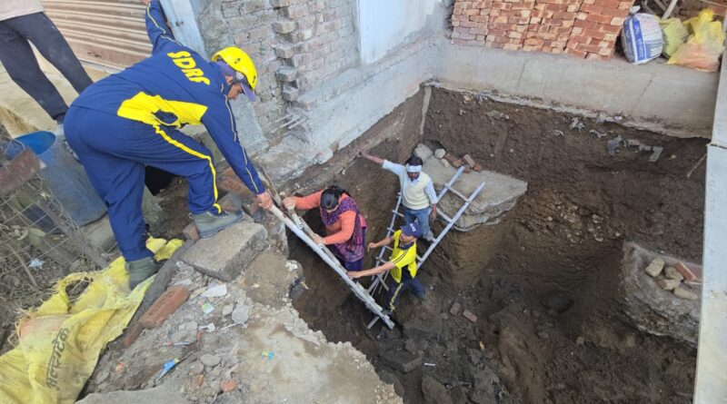 जनपद देहरादून, एकता विहार में गड्ढे में फंसे 02 श्रमिकों का SDRF उत्तराखंड पुलिस ने किया सकुशल रेस्क्यू