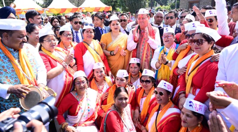 होली मिलन कार्यक्रम में जुटे गढ़वाल-कुमाऊं से लेकर जौनसार तक के कलाकार