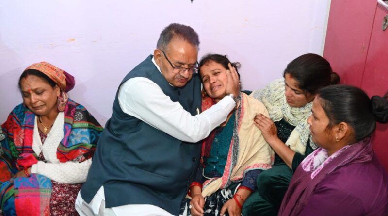 मालदेवता दुर्घटना में मृत युवक के परिजनों से मिले कैबिनेट मंत्री गणेश जोशी, हर संभव सहायता का दिया भरोसा