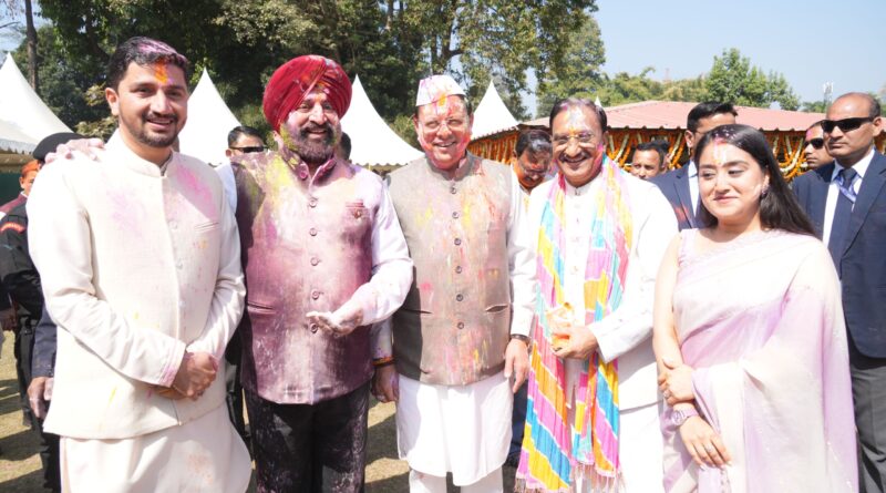 देहरादून: लोक भवन में होली की धूम, राज्यपाल और मुख्यमंत्री ने प्रदेशवासियों को दीं शुभकामनाएँ