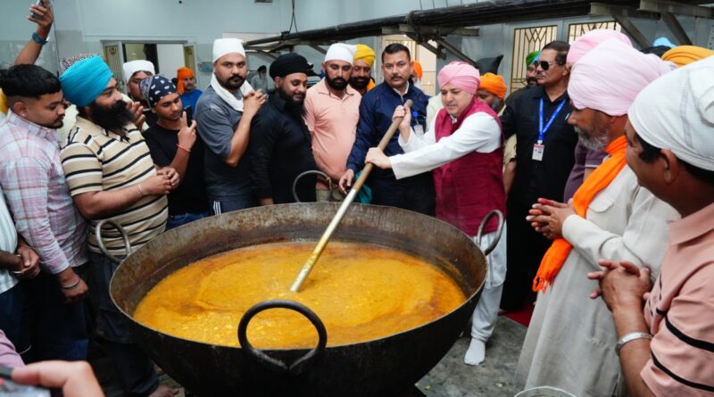 शुक्रवार को संगतें कंधों पर नए ध्वज दण्ड को लेकर एसजीआरआर बाम्बे बाग से श्री दरबार साहिब लेकर आएंगी