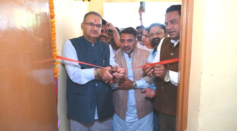 विजय कॉलोनी वार्ड के पथरियापीर में आयुष्मान आरोग्य मंदिर का उद्घाटन करते कैबिनेट मंत्री गणेश जोशी