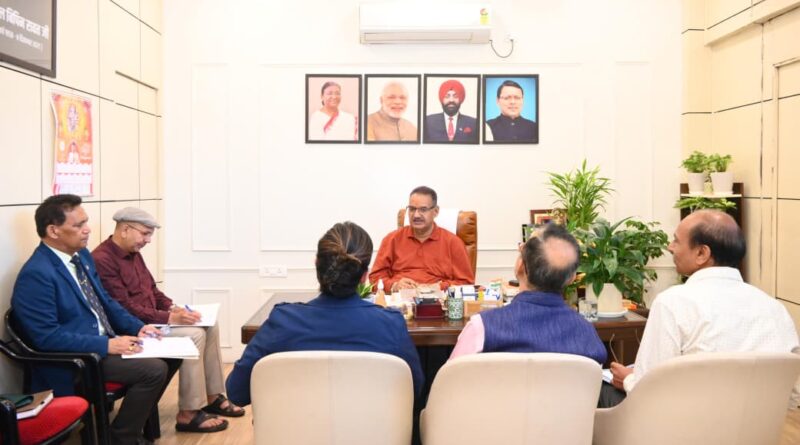 सैनिक कल्याण विभाग के अधिकारियों के साथ विभागीय समीक्षा करते सैनिक कल्याण मंत्री गणेश जोशी