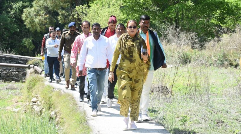 देवी भागवत कथा और सोमेश्वर में पूजन में शामिल हुईं रेखा आर्या