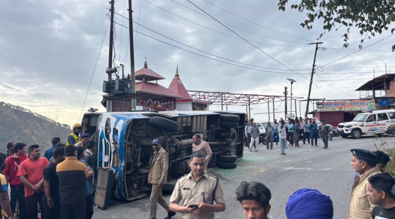जनपद नैनीताल, भवाली रोड स्थित खुपी क्षेत्र में बस दुर्घटनाग्रस्त, 07 का रेस्क्यू, 01 सवार की हुई मृत्यु, SDRF ने चलाया रेस्क्यू ऑपरेशन