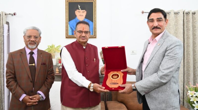 सैनिक कल्याण मंत्री गणेश जोशी से मिले गढ़वाल राइफल्स के कर्नल ऑफ द् रेजिमेंट लेफ्टिनेंट जनरल दिनेश सिंह राणा