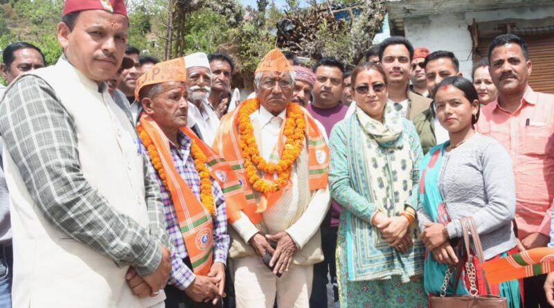 रेखा आर्य ने की 22 लाख रुपये की घोषणाएं