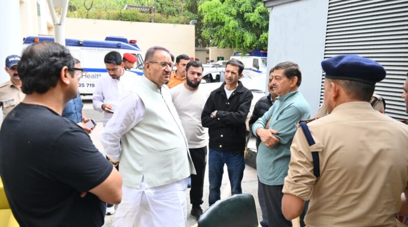 *मालसी क्षेत्र में हुई फायरिंग की घटना में रिटायर्ड ब्रिगेडियर मृतक मुकेश जोशी के परिजनों से भेंट कर ढांढस बांधते कैबिनेट मंत्री गणेश जोशी