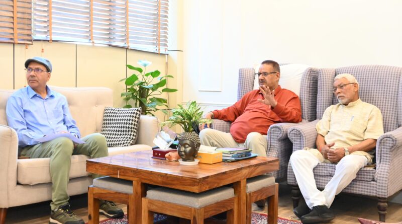 शौर्य सैनिक सम्मान समारोह की तैयारियों को लेकर बैठक करते कैबिनेट मंत्री गणेश जोशी