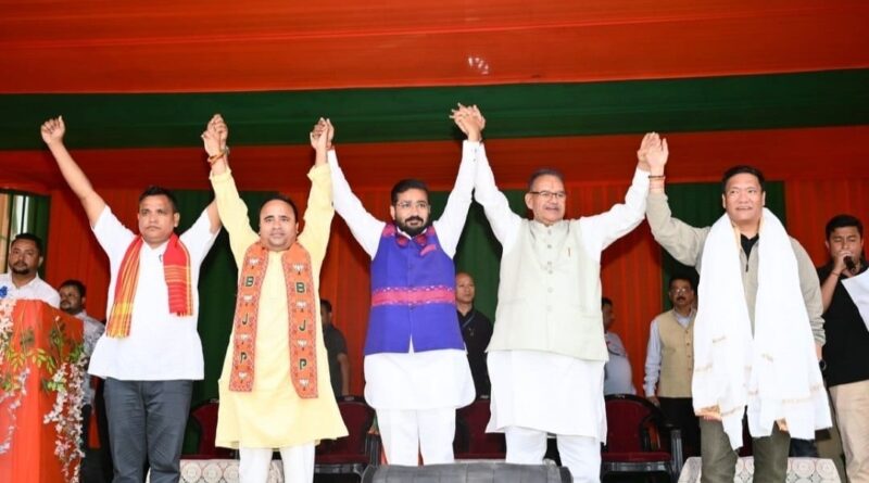असम चुनाव प्रचार के दौरान रंगानदी विधानसभा क्षेत्र में विशाल जनसभा को संबोधित करते कैबिनेट मंत्री गणेश जोशी