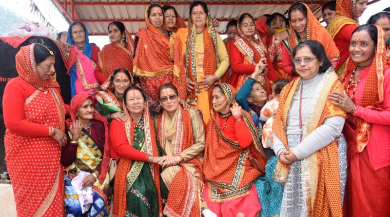 सोमेश्वर में देव पूजन वैशी कार्यक्रम में शामिल हुईं मंत्री रेखा आर्या