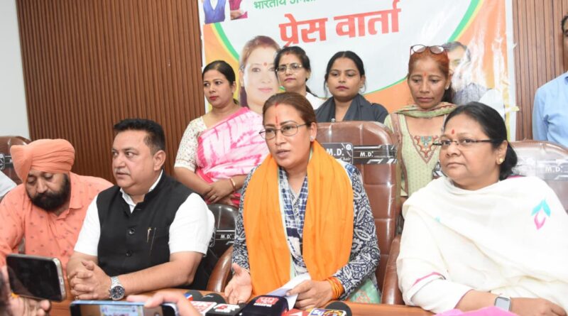 महिला आरक्षण पर विरोध करने वालों को जनता सिखाएगी सबक : रेखा आर्या