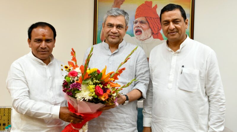 रेल मंत्री से मिले सांसद बलूनी और मंत्री धन सिंह रावत: परियोजना प्रभावितों को जल्द मिलेगा उचित मुआवजा