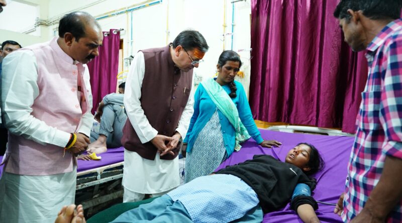 पिथौरागढ़ दौरा: बी.डी. पाण्डेय अस्पताल पहुँचे मुख्यमंत्री, इमरजेंसी और चिल्ड्रन वार्ड का किया निरीक्षण, मरीजों से पूछा- “कैसी मिल रही है सुविधा?”
