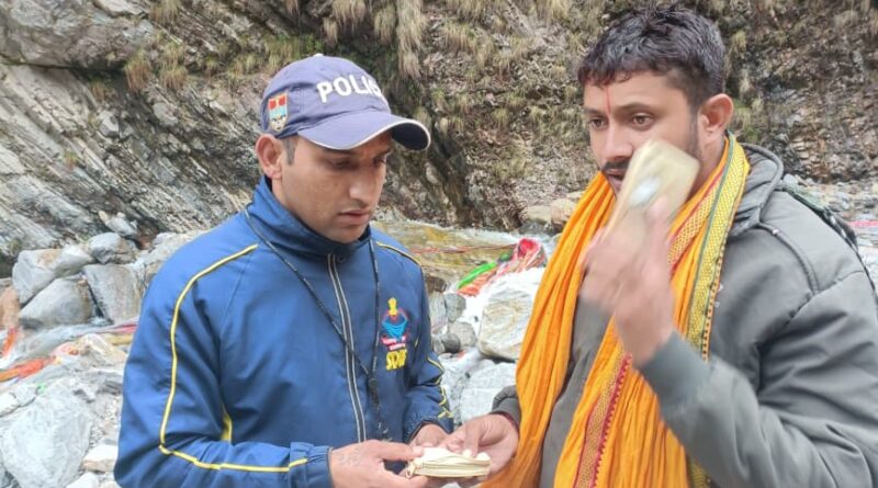 SDRF जवानों ने लौटाई श्रद्धालु की खोई अमानत: घाट पर मिला नकदी और दस्तावेजों से भरा पर्स, सुरक्षित पाकर खिले परिजनों के चेहरे