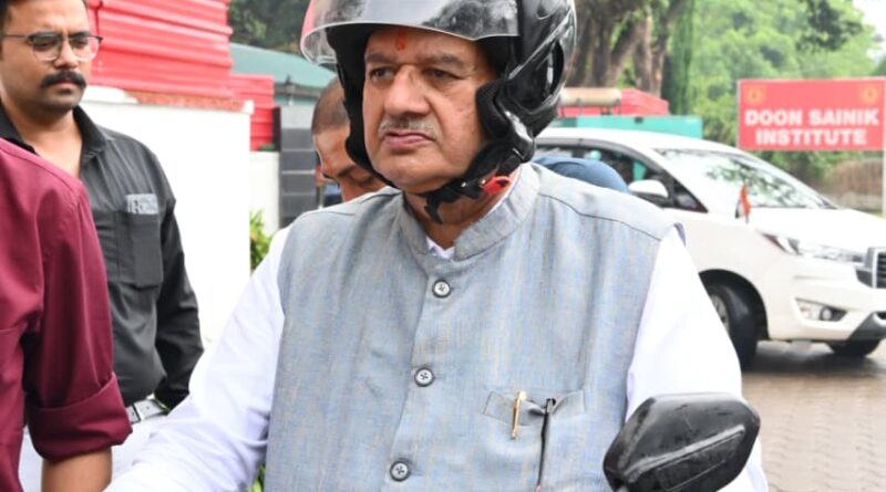 वीआईपी कल्चर छोड़ स्कूटी पर सवार हुए मंत्री गणेश जोशी: प्रधानमंत्री के आह्वान पर पेट्रोल-डीजल बचाने की अपील