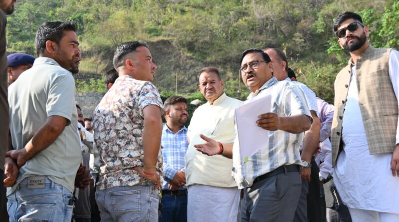 संवेदनशील क्षेत्रों में कोई ढिलाई नहीं: मंत्री गणेश जोशी ने अधिकारियों को दी सख्त हिदायत
