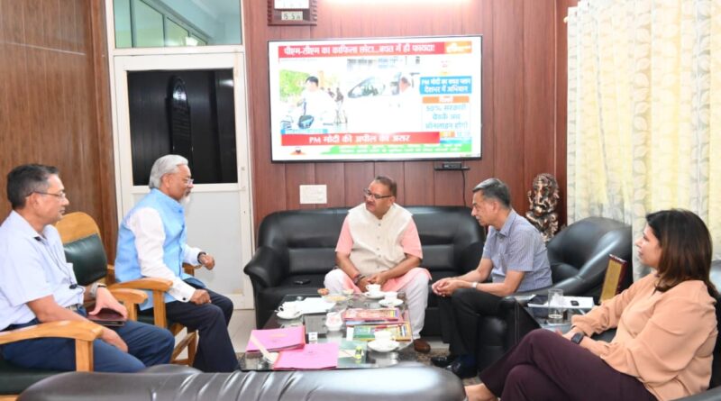 दुपहिया इलेक्ट्रिक वाहन से अचानक उपनल मुख्यालय पहुंचे गणेश जोशी