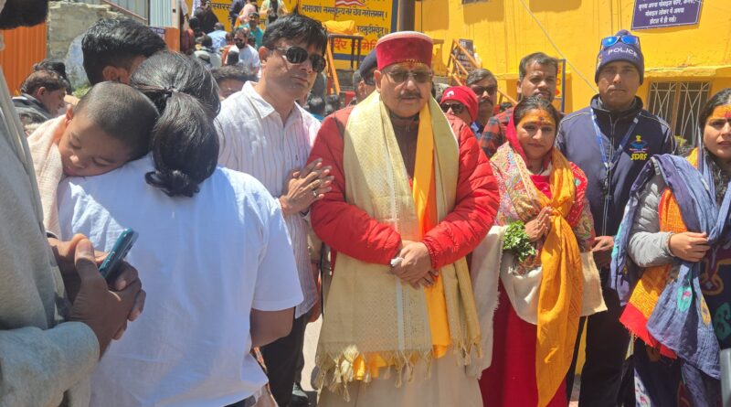 बद्री-केदार पहुंचे सतपाल महाराज: श्रद्धालुओं के लिए करवाया ₹10 करोड़ का बड़ा एक्सीडेंटल इंश्योरेंस, मंदिर समिति के जरिए यूनाइटेड इंडिया इंश्योरेंस कंपनी को सौंपा चेक