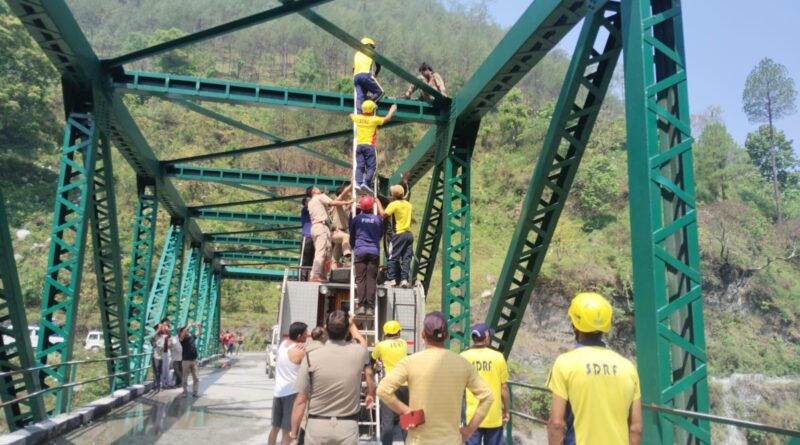 बागेश्वर में बड़ा हादसा टला, खाईबगड़ पुल पर चढ़े व्यक्ति का SDRF ने किया सकुशल रेस्क्यू