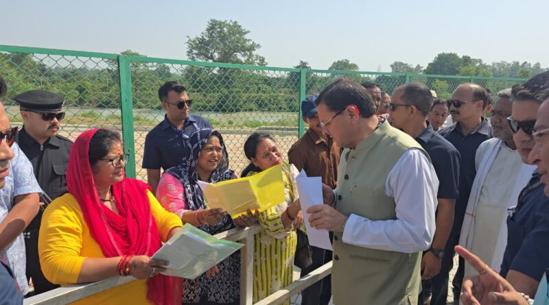 खटीमा के लोहियाहेड हेलीपैड पर सीएम धामी का जनता दरबार, अधिकारियों को कड़े निर्देश