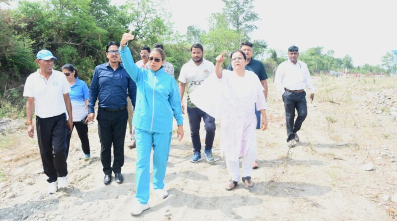 खेल विश्वविद्यालय की जमीन पर पहली बार पहुंचीं खेल मंत्री रेखा आर्या, माथे से लगाई गौलापार की मिट्टी