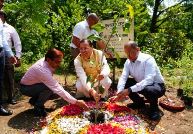 सीएम आवास में बनेगा देश का अनोखा ‘3-बी गार्डन’; मुख्यमंत्री धामी ने कृष्णा वट रोपकर किया शुभारंभ
