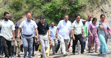 कार्लीगाड़ पहुंचे कैबिनेट मंत्री गणेश जोशी; बोले— “15 दिनों में हर हाल में हटाया जाए आपदा का मलबा”