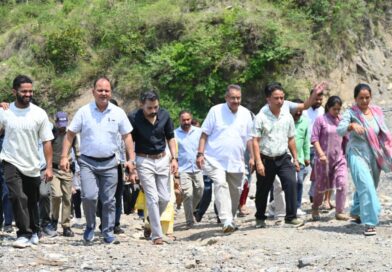 कार्लीगाड़ पहुंचे कैबिनेट मंत्री गणेश जोशी; बोले— “15 दिनों में हर हाल में हटाया जाए आपदा का मलबा”