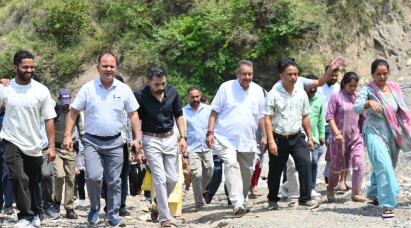 कार्लीगाड़ पहुंचे कैबिनेट मंत्री गणेश जोशी; बोले— “15 दिनों में हर हाल में हटाया जाए आपदा का मलबा”
